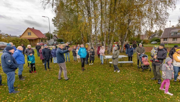 FOTOD Linna ja valla ühiselt loodud mänguväljaku äärde rajati kogukonnaaed